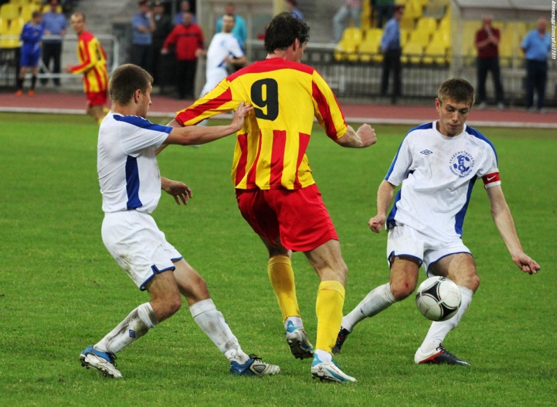 "Академия Футбола" - "Арсенал". Галаев Максим(справа) Морозов Алексей(слева) в брьбе с Егором Титовым 